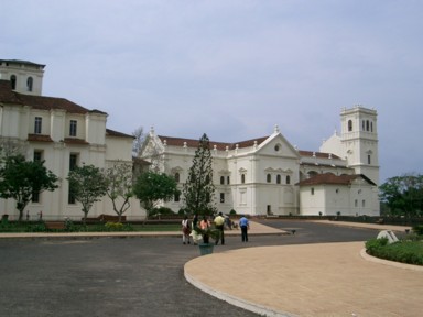 ゴアの白い教会建築が青空に映える美しい風景。