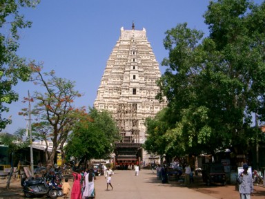 ヴィルーパークシャ寺院がそびえるハンピの村の風景。