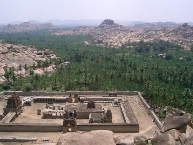 アータンガ山から眺めるアチュタラーヤ寺院とヤシの木のジャングル