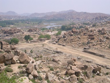 アータンガ山から眺める巨大な岩が大地にゴロゴロと転がる不思議な景色