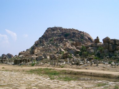 巨大な岩が積み重なってできた山のアータンガ山