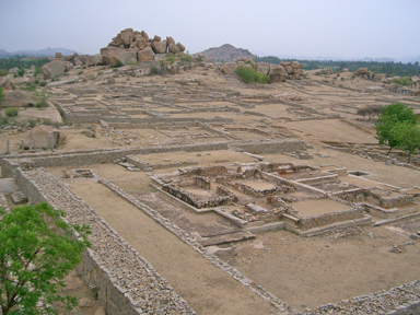 王宮地区の基礎が残った景色と小さな岩が積み重なった山々