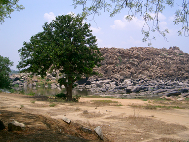 ハンピの小さな岩が積み重なった大きな山