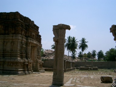 アチュタラーヤ寺院の崩れて傾きかけた遺跡