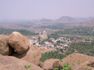 ハンピの遺跡と村の風景が調和する場所
