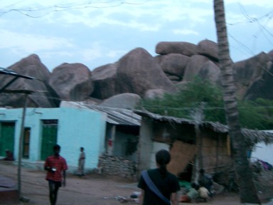 ハンピの裏道に入ると巨大な岩のすき間に家が並ぶ