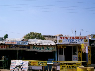 ハンピの小さなメイン通りに並ぶ商店