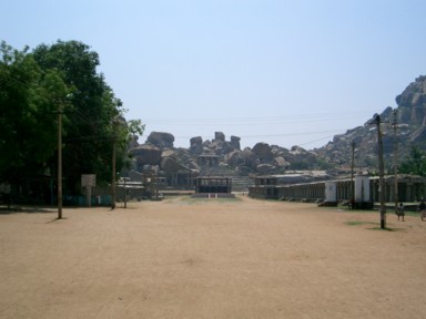 ハンピの巨大な岩が積み重なる不思議な景観。