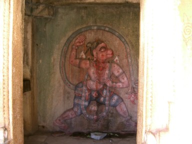 ハンピのお寺の神に選ばれた猿のレリーフ