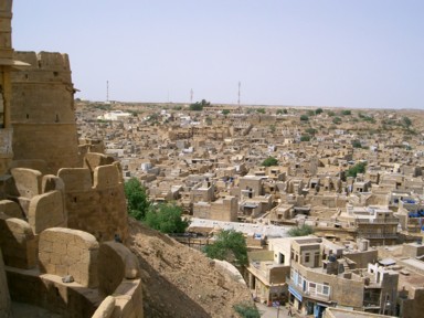 ジャイサルメールのお城のふちから茶色い城下町を望む