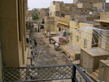 ジャイサルメールの安宿の2階から眺める素朴な裏路地