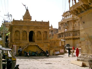 昼下がりの赤いサリーを着た人しか歩いていないジャイサルメール