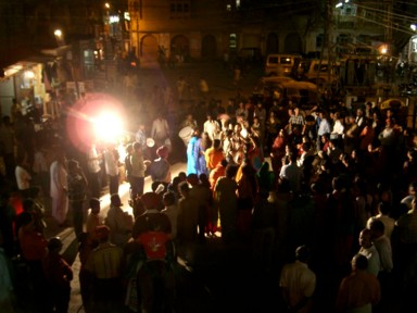 ジャイサルメールの夜に突然街なかで始まる結婚式の即興の音楽と人々の踊り