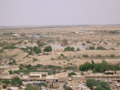 ジャイサルメールの町の外にある小さなガディサール湖