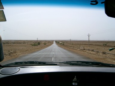 サム砂丘へ向かう荒野の1本道