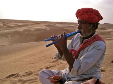 サム砂丘の2本の笛を使ったエキゾチックな音色を奏でるおじいさん