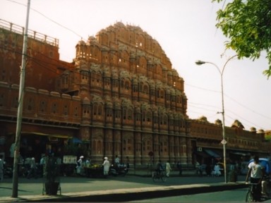 ジャイプル旧市街のピンク色の建物が並ぶ華やかな街並み。
