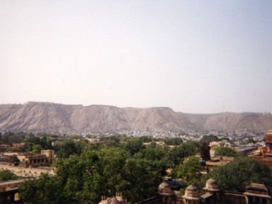 美しい城壁に囲まれた街としつこい客引き。