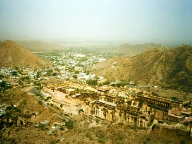 主を失った古城の静けさと記憶の色褪せ。