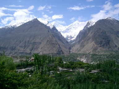 7000m級の山々に囲まれた緑豊かな谷の風景