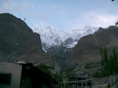 町の裏にそびえるウルタル峰の風景