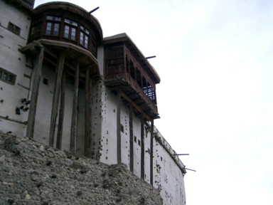 谷を見下ろす700年の歴史あるお城