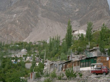 村の坂を登る人々の風景