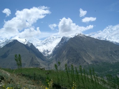 民家の裏に続く小道の風景
