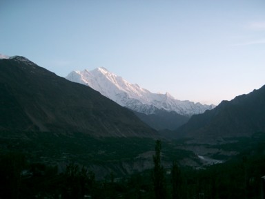 夕日に染まる標高7800mの山の風景