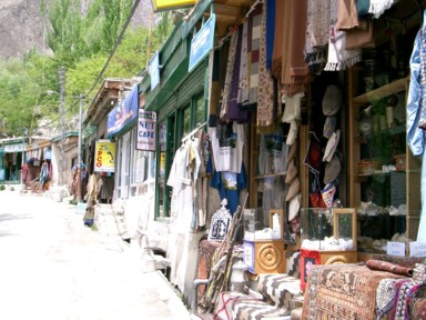 パキスタン風の服を買う様子