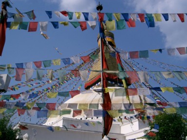 カトマンドゥのチベット寺院の鮮やかな旗