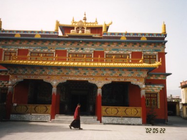 路地の奥から響く太鼓と鐘の音