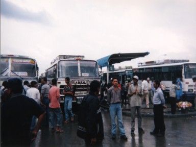 巡礼に出発する前の準備をする人々