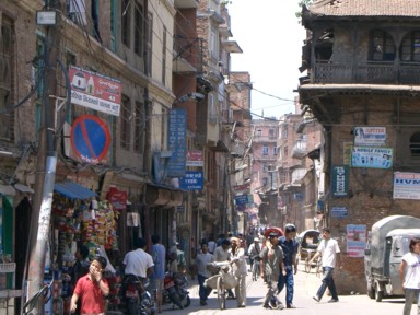 雑多な街並みに暮らす人々の生活感