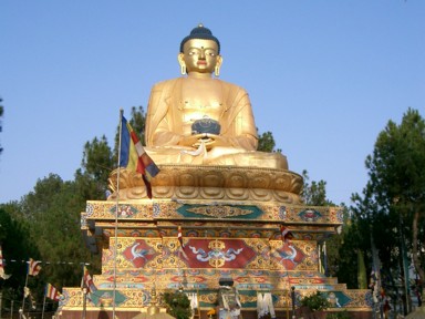 異なる文化を持つ人々が向き合う様子