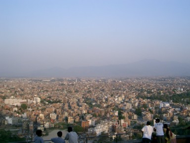 カトマンズの渓谷に広がる歴史的寺院群の景観。