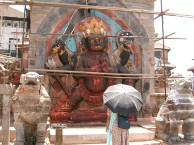 参拝する人々と人気の神様の像