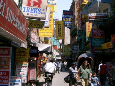 タメル地区を歩くバックパッカーたち