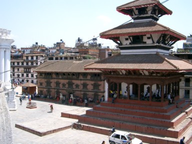 台座に腰掛ける人々と集まるハトたち