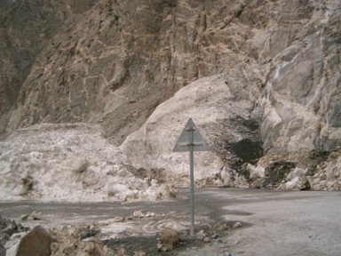 カラコルム・ハイウェイの道路ぎりぎりまで押し寄せている氷河の景色