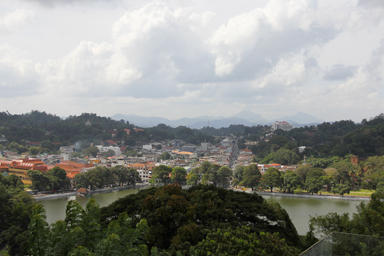 小高い丘から見下ろすカンディの町並み