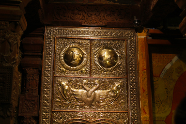 寺院の片隅にある繊細な装飾