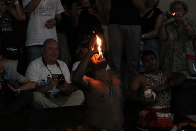 ファイヤーショーで盛り上がる伝統劇の一幕