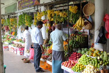 市場に並ぶ色とりどりの果物たち