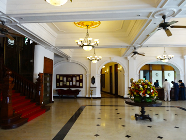 旧式のエレベーターに乗るドキドキ体験