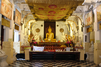 静寂に包まれた寺院の神聖な部屋