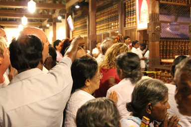 仏舎利を拝もうと集まる人々の熱気