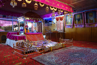 グラッドワーラ・パサー・サヒブでのシク教のオルガンで祈りを歌う光景