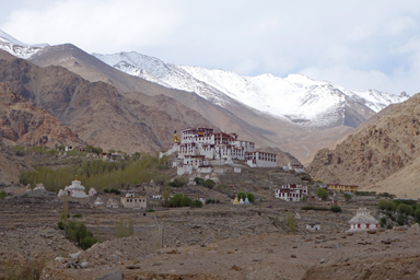 下ラダックのリキル・ゴンパと山々の景色