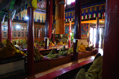 ラマユルゴンパの寺院内の華やかな飾りと薄暗い静けさ
